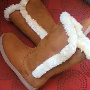 Girl's SZ 3 winter 👢 boots